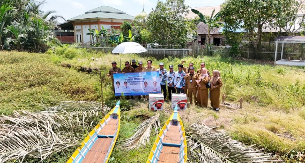 Komitmen Lestarikan Lingkungan, Gubernur Kalsel Serahkan Dua Unit Perahu Bermotor Ke Pokmaswas Balimau