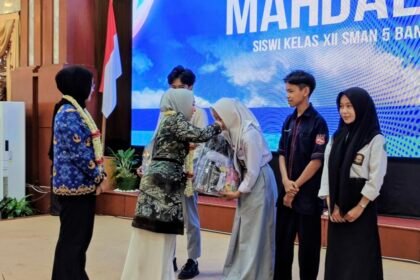 Ketua TP PKK Kalsel Serahkan Bantuan Peralatan Sekolah bagi Siswa Kurang Mampu