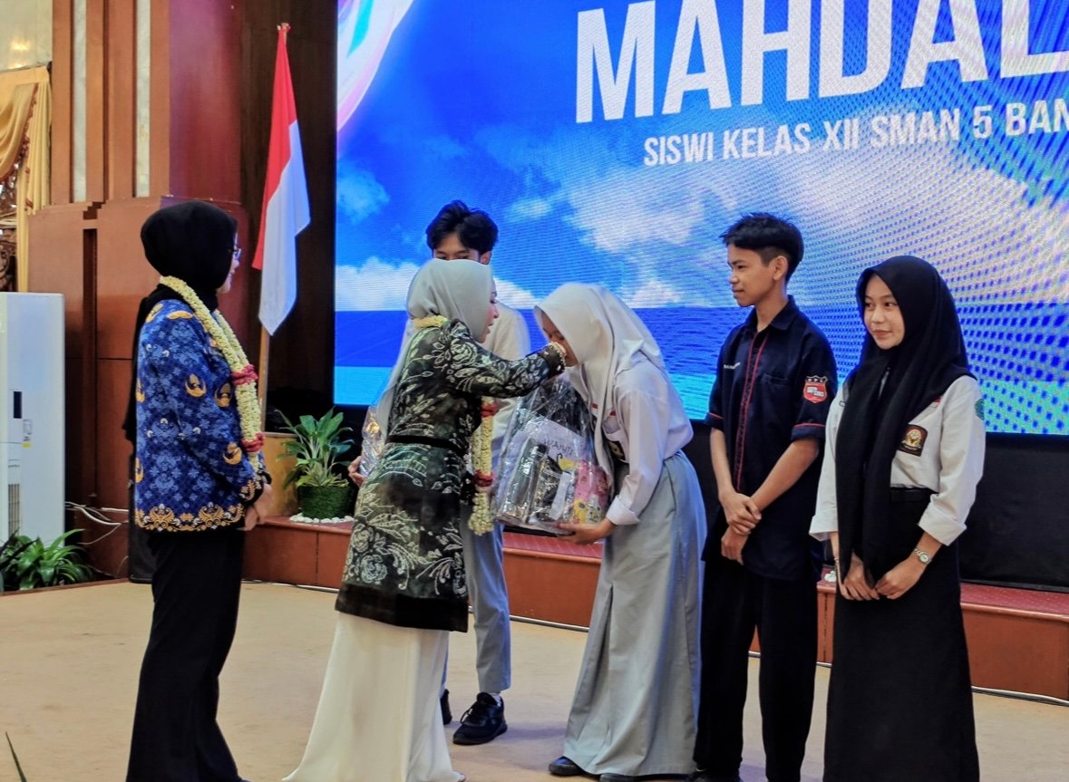 Ketua TP PKK Kalsel Serahkan Bantuan Peralatan Sekolah bagi Siswa Kurang Mampu