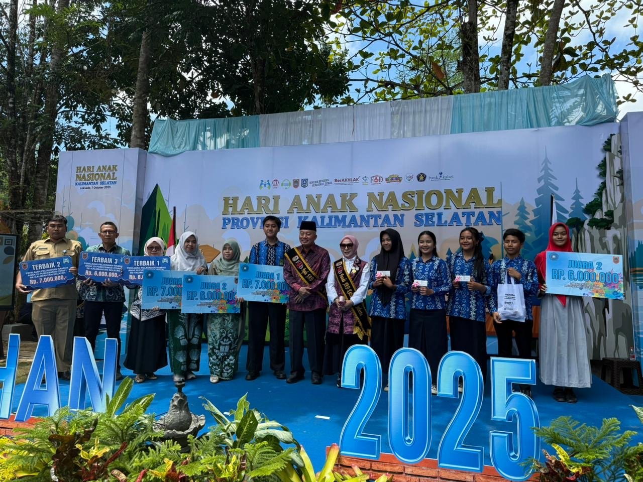 Tingkatkan AKI, Dislautkan Kalsel Safari Gemarikan dengan Bagikan 200 Paket Makanan Olahan Ikan di Peringatan HAN 2025