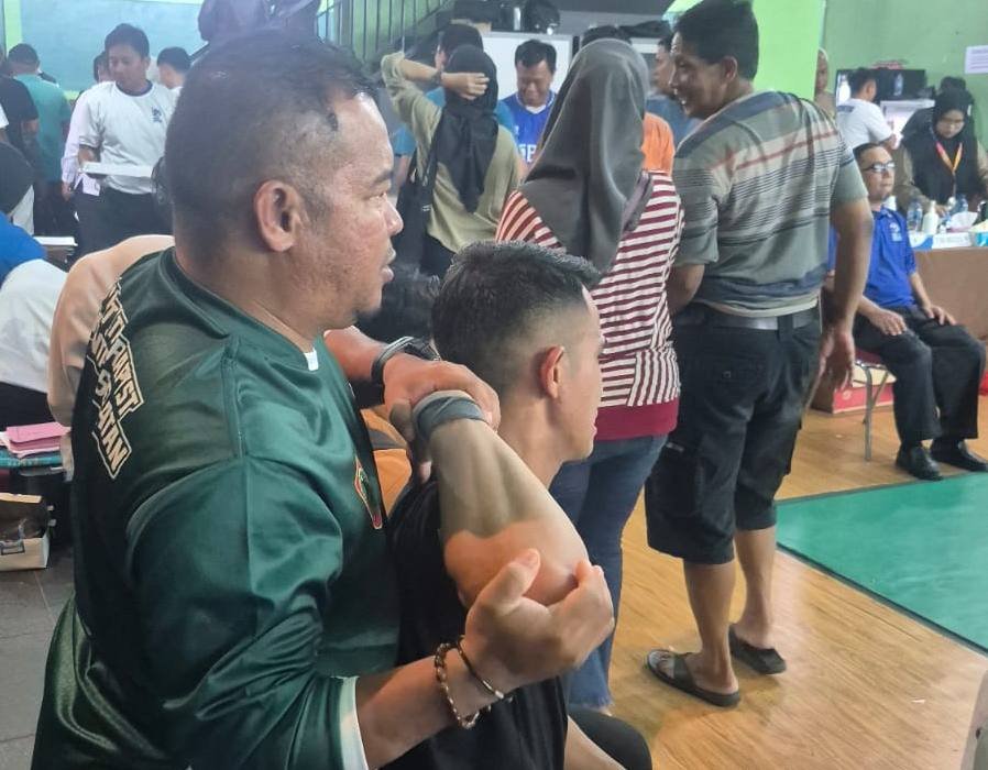Tim Terapis Kalsel Sigap Berikan Penanganan Atlet korpri Kalsel di Ajang Pornas XVII 2025 Palembang