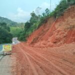Gerak Cepat, Pemprov Kalsel Timbun Titik Longsor dan Pasang Rambu Peringatan Ruas Jalan Banjarbaru-Batulicin