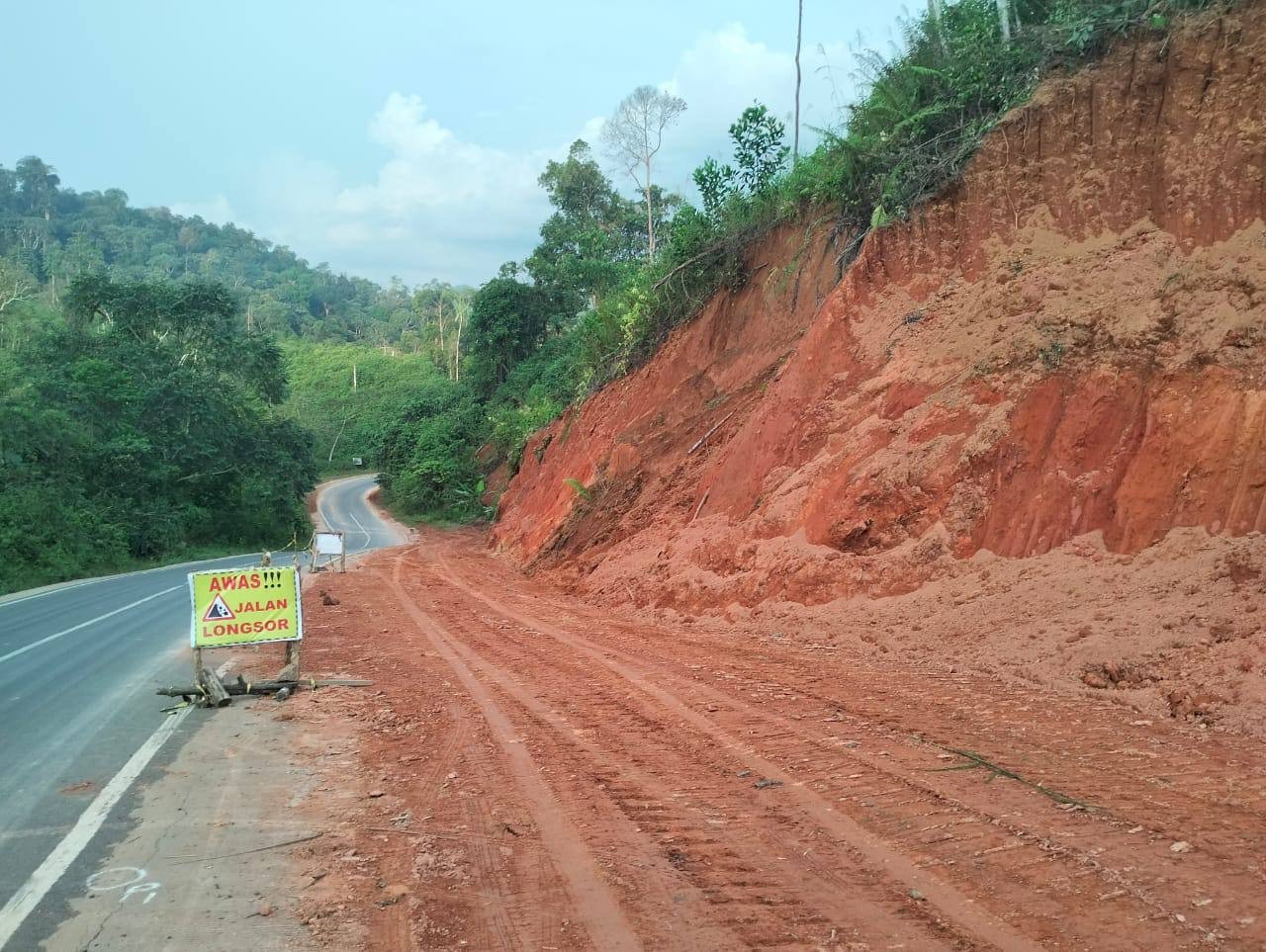 Gerak Cepat, Pemprov Kalsel Timbun Titik Longsor dan Pasang Rambu Peringatan Ruas Jalan Banjarbaru-Batulicin