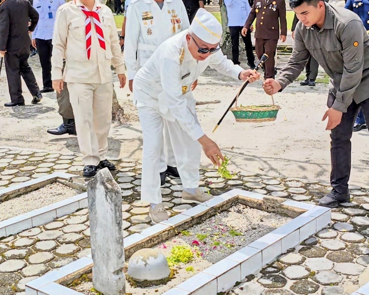 Pemprov Kalsel Peringati Hari Pahlawan, Kunjungi Taman Makan Pahlawan Bumi Kencana