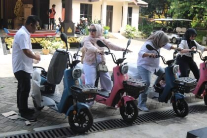Pemprov Kalsel Serahkan 10 Sepeda Listrik dan 1 Mobil Buggy untuk Perkuat Layanan Anjungan Kalsel di TMII