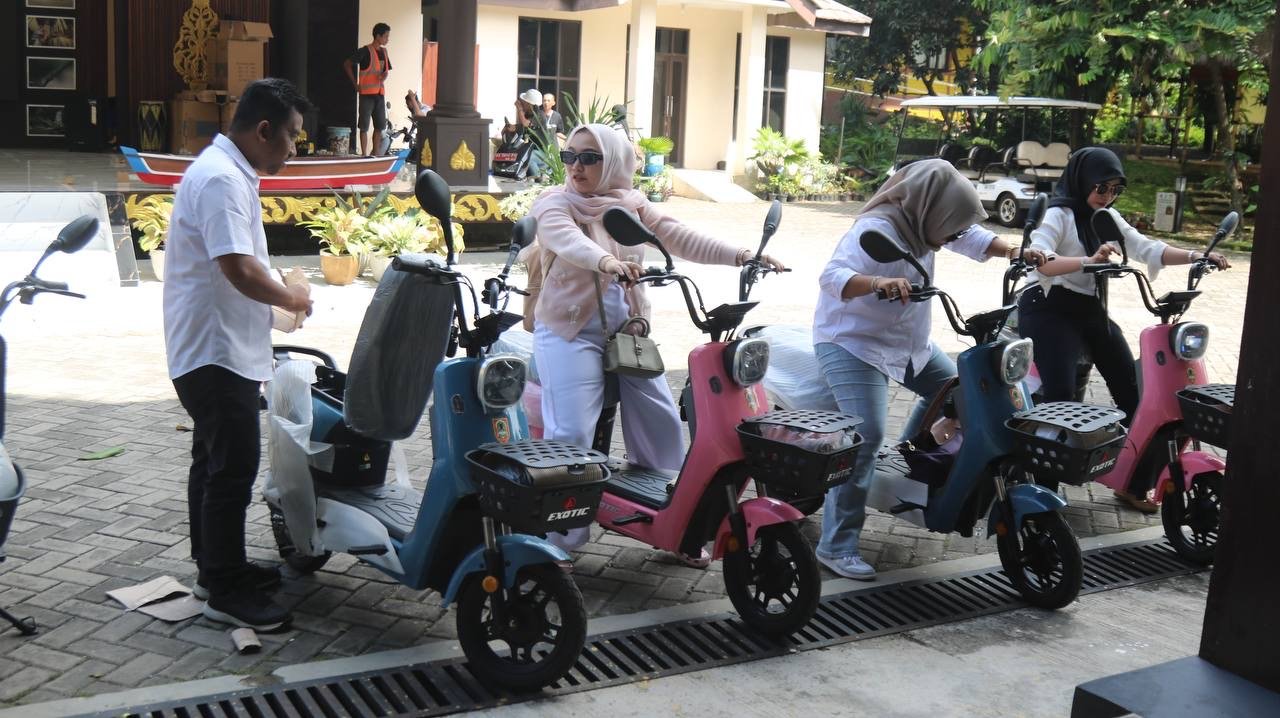 Pemprov Kalsel Serahkan 10 Sepeda Listrik dan 1 Mobil Buggy untuk Perkuat Layanan Anjungan Kalsel di TMII