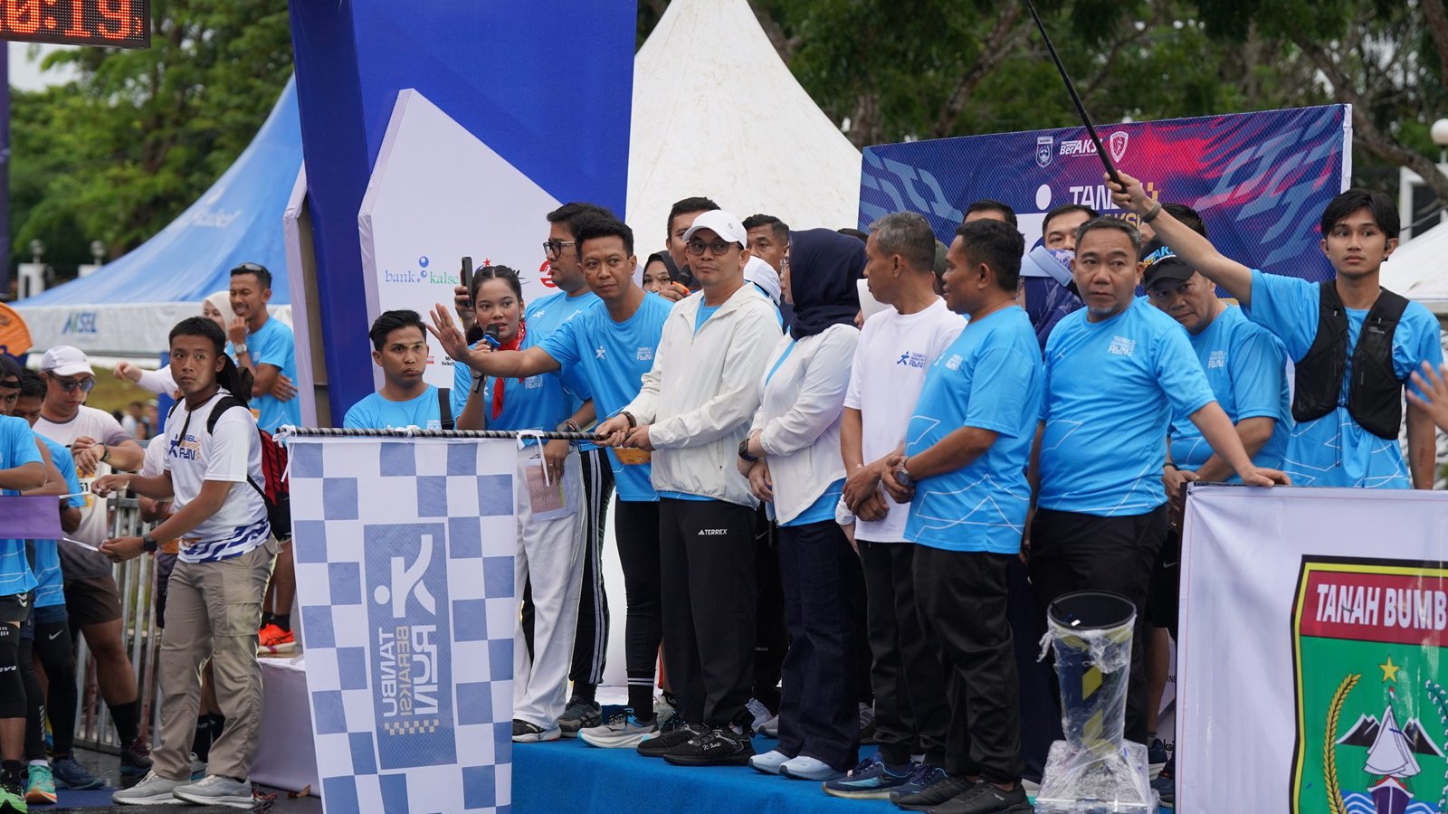 Spektakuler, Bupati Andi Rudi Latif Lepas Tanah Bumbu Run 2025, Diikuti Ribuan Peserta