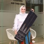 Ketua Dekranasda Andi Irmayani Rudi Latif Dorong Pengrajin Tenun Tanah Bumbu Terus Berinovasi