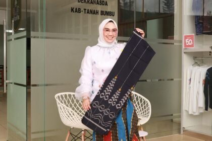 Ketua Dekranasda Andi Irmayani Rudi Latif Dorong Pengrajin Tenun Tanah Bumbu Terus Berinovasi