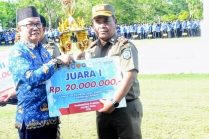 Pemprov Kalsel Serahkan Hadiah Kepada Para Pemenang Lomba Pos Keamanan Lingkungan