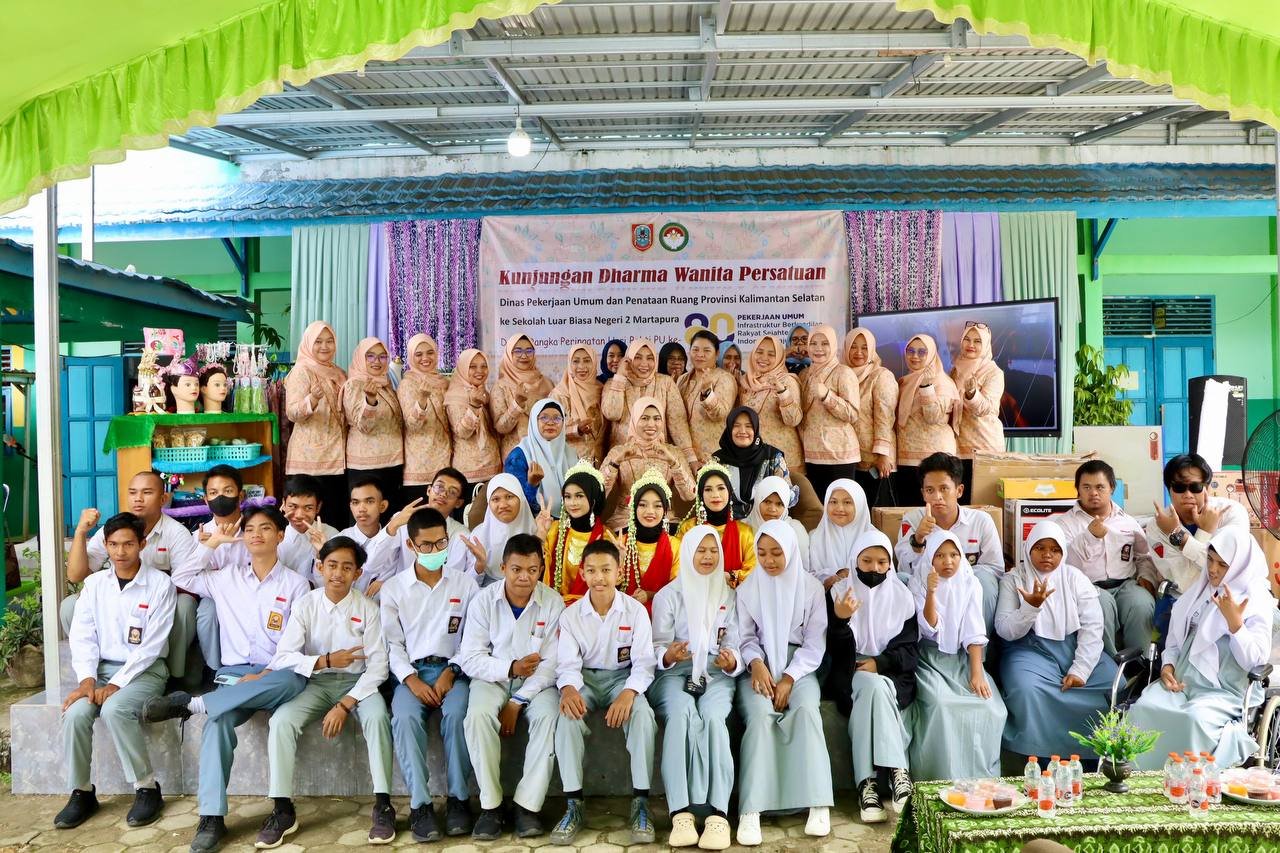 Peringati Hari Bakti PU Ke-80, DWP PUPR Kalsel Kunjungi SLB Martapura dan Salurkan Beragam Bantuan