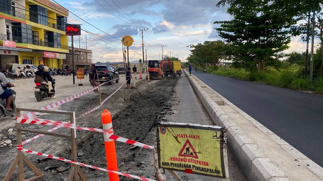 PUPR Kalsel Tindaklanjuti Laporan Warga, Lakukan Perbaikan Jalan di Simpang 4 Gatot Subroto–Lingkar Dalam Selatan Banjarmasin