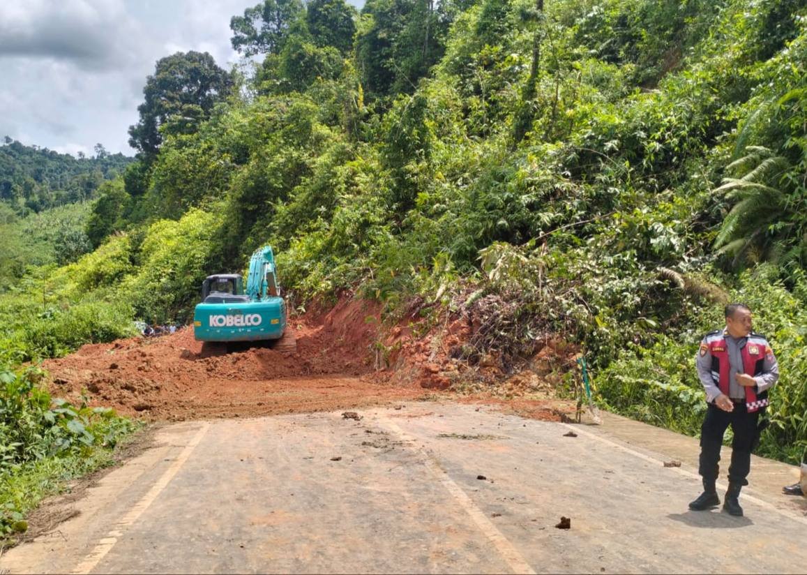 PUPR Kalsel Gerak Cepat Tangani Longsor yang Timbun Jalan Alternatif Banjarbaru–Batulicin