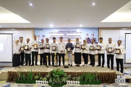 Kalsel Anugerahkan Dukcapil Award 2025 Untuk Daerah Berkinerja Unggul Dalam Pelayanan Adminduk