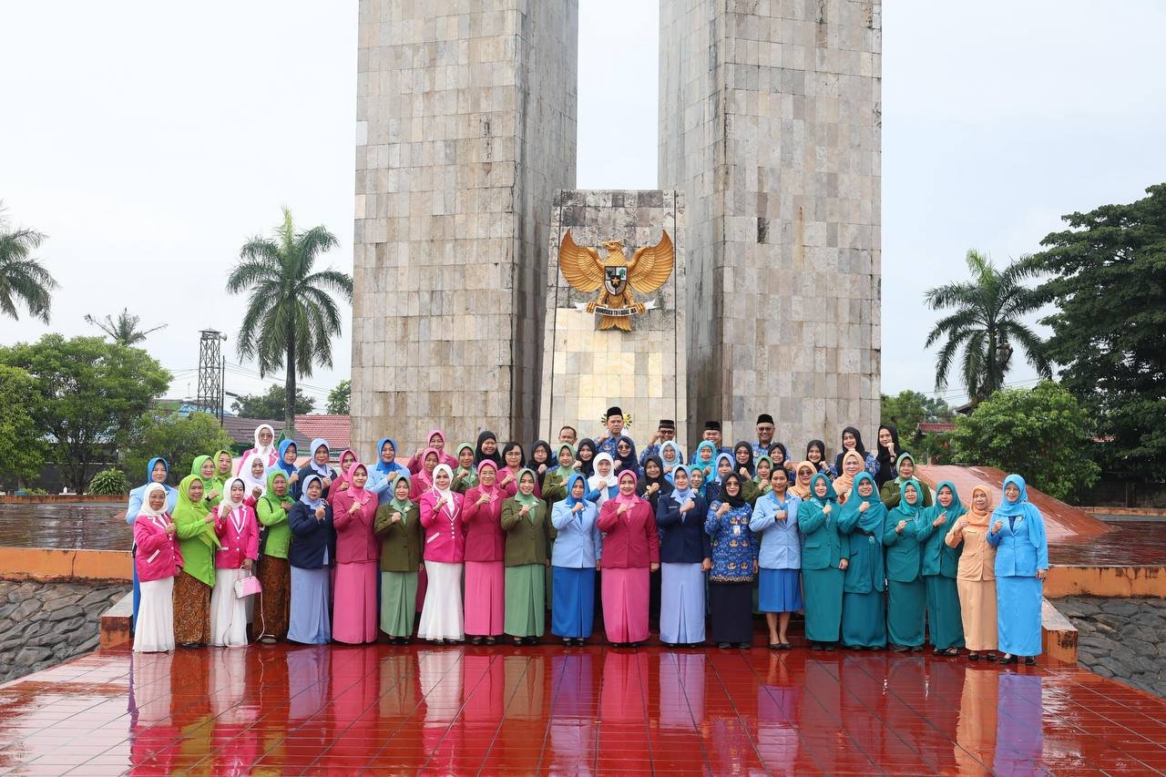 Peringati Hari Ibu Ke-97, DPPPAKB Kalsel Bersama Unsur Pemda, TNI dan Polri Ziarah Ke Makam Pahlawan