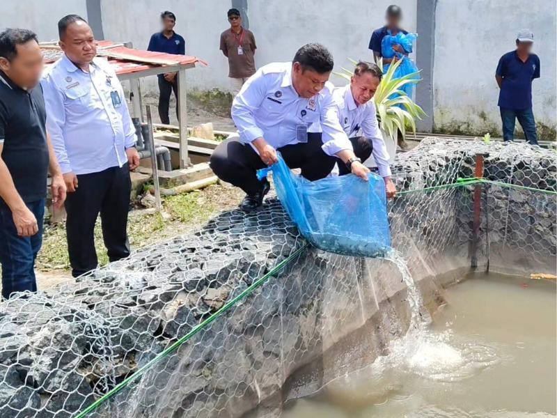 Penguatan Ketahanan Pangan, Lapas IIA Banjarmasin Tebar Bibit Ikan Nila dan Papuyu di Area Lapas