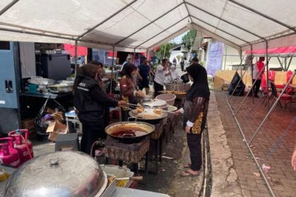 Dinsos Kalsel Bagikan 1.000 Porsi Nasi Samin pada Momen 5 Rajab di posko Budi Sejahtera