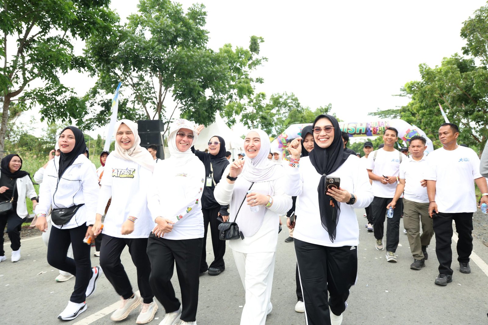 Lautan Putih di Batfest 2025: Andi Irmayani Ikuti Jalan Sehat Bersama 30 Ribu Peserta