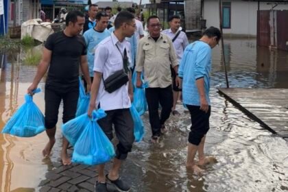 Disdag Kalsel Bersama BPSMB Salurkan Bantuan Kepada Korban Banjir di Desa Pematang Baru