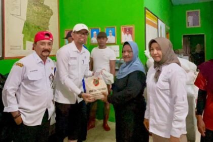 Tinjau Banjir Desa Penggalaman, Pemprov Kalsel Turun Tangan Salurkan 2 Ton Beras