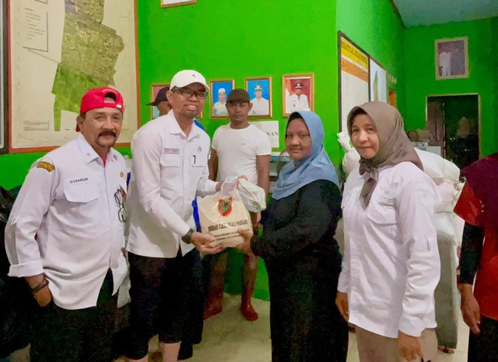 Tinjau Banjir Desa Penggalaman, Pemprov Kalsel Turun Tangan Salurkan 2 Ton Beras