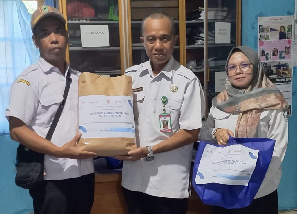 Bentuk Perhatian Gubernur Kalsel, DPPPAKB Salurkan Bantuan Korban Banjir di Desa Sungai Alat  