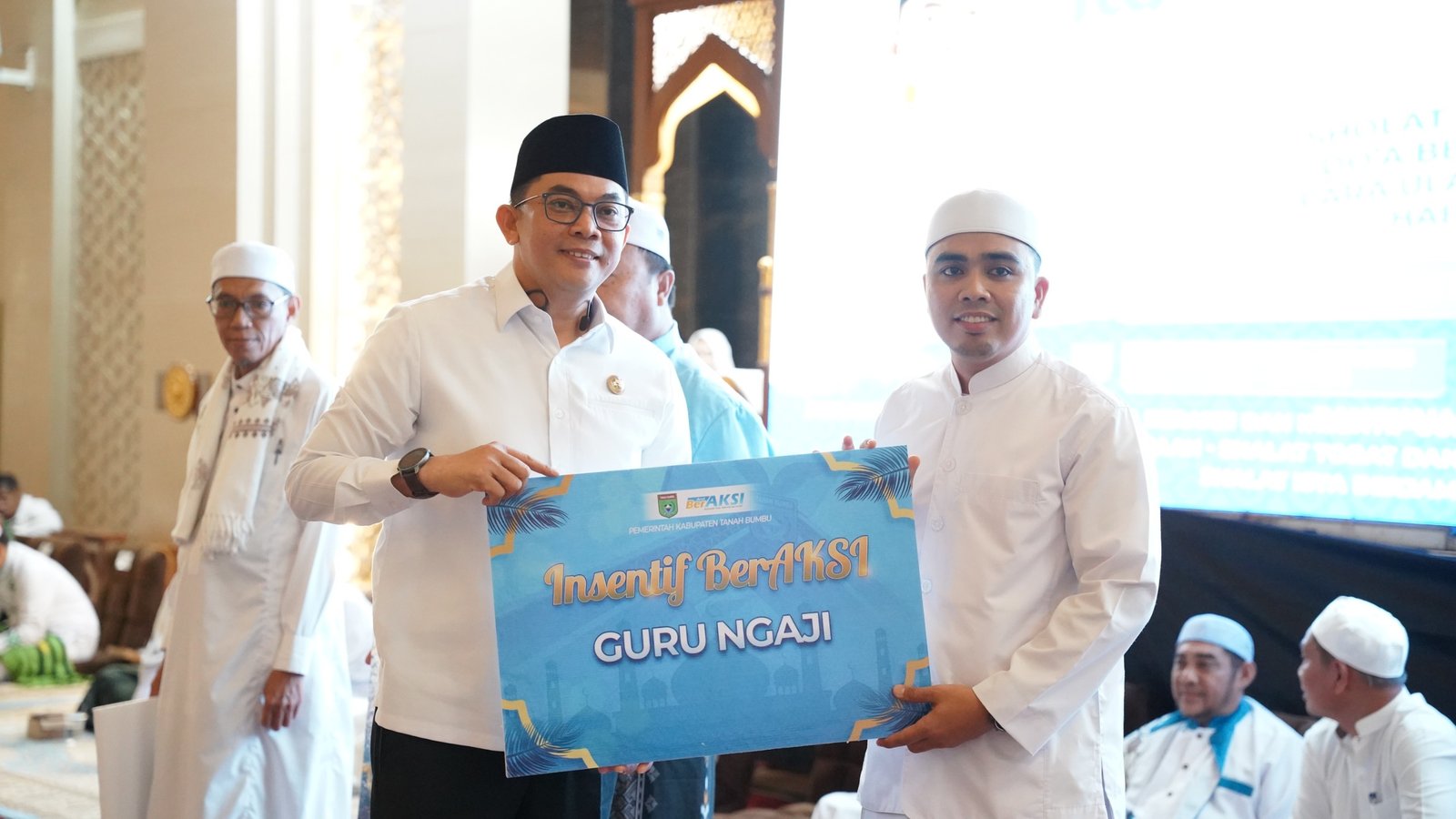 Doa Bersama Sambut Tahun Baru 2026, Bupati Andi Rudi Latif Launching Beasiswa BerAksi dan Salurkan Insentif Guru Ponpes, Guru Ngaji serta Majelis Taklim