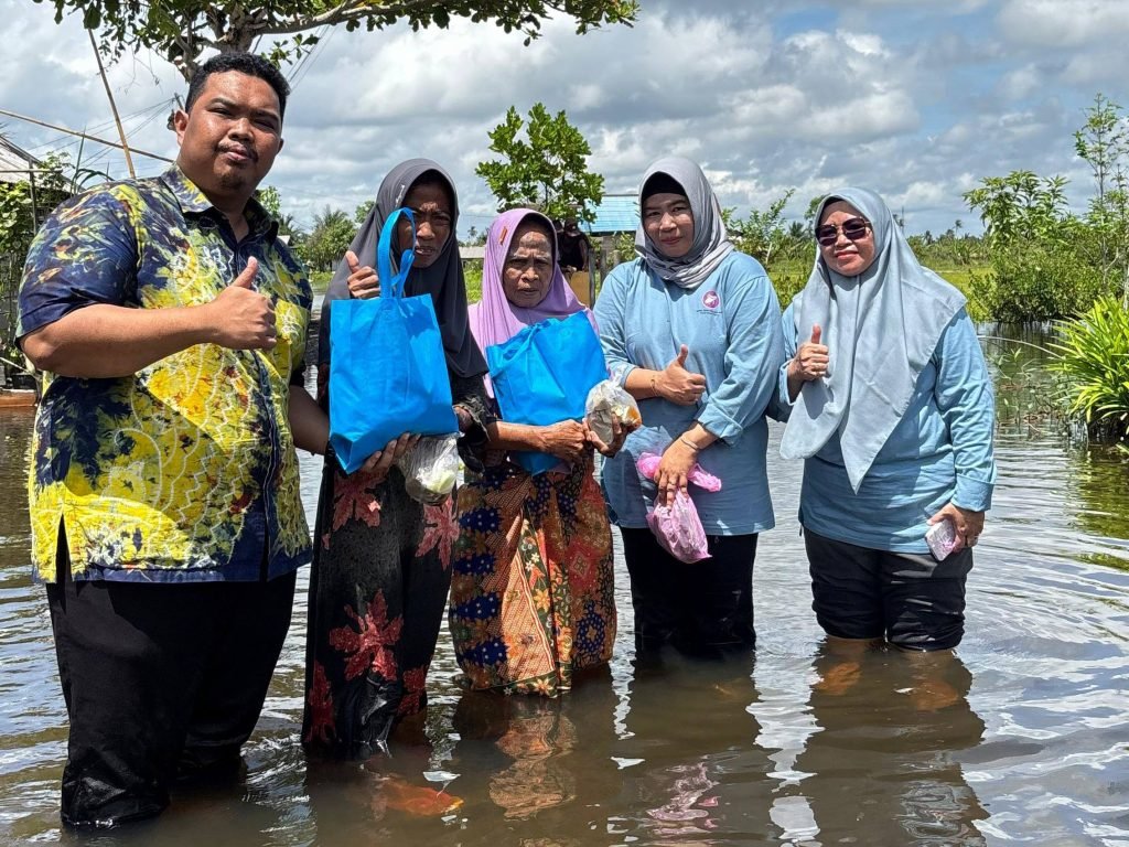 Perhatian Gubernur Kalsel, RSGM Gusti Hasan Aman Bantu Warga Terdampak Banjir di Sungai Tabuk
