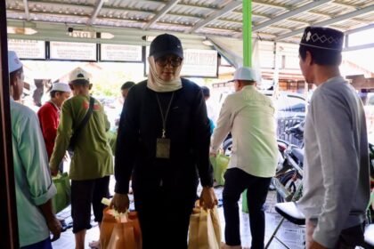 Turun Langsung ke Lokasi Banjir, PUPR Kalsel Salurkan 368 Paket Sembako bagi Warga Kelampaian Ulu