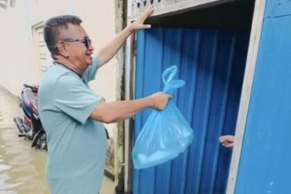 Disdag Kalsel Kembali Salurkan Bantuan Ke Warga Terdampak Banjir di Desa Mekar