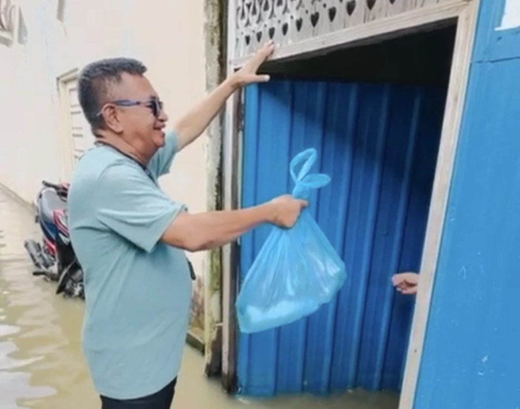 Disdag Kalsel Kembali Salurkan Bantuan Ke Warga Terdampak Banjir di Desa Mekar