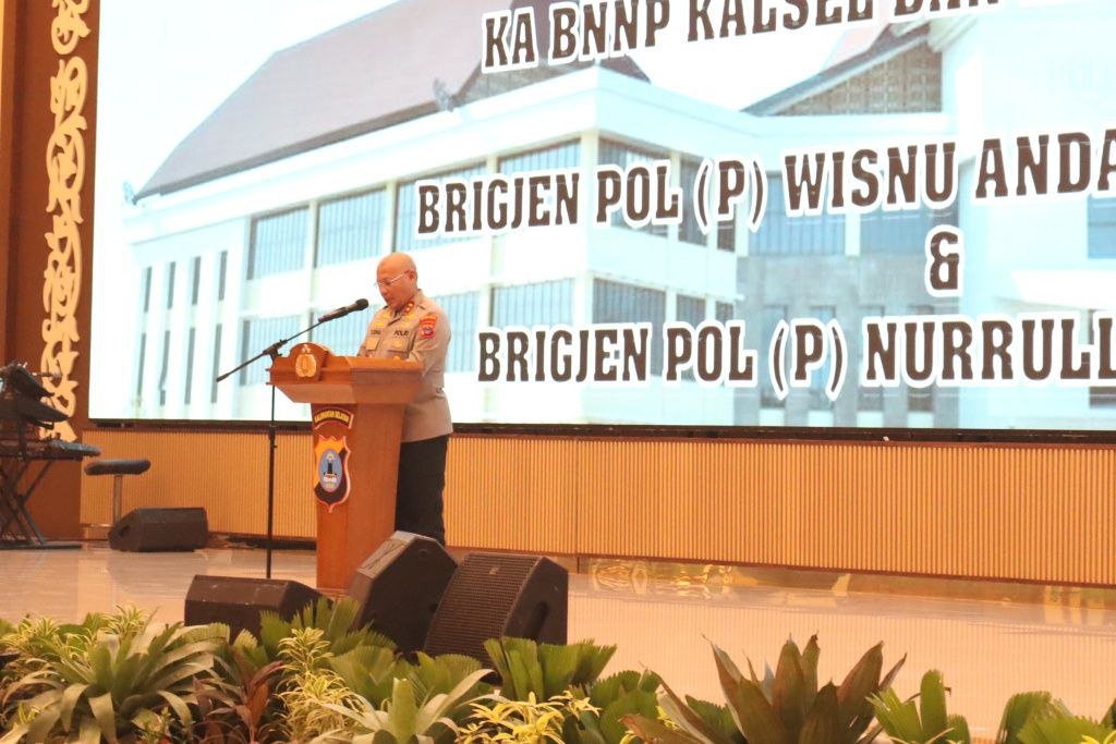 Kapolda Kalsel Pimpin Tradisi Pedang Pora Purna Tugas KABNNP dan KABINDA