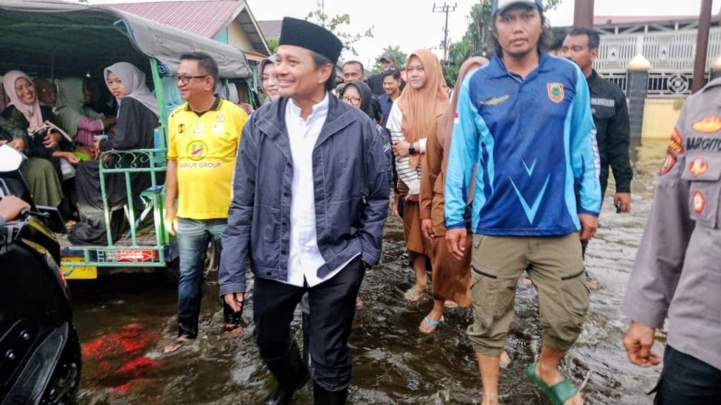 Wagub Kalsel Tinjau Banjir di Sungai Tabuk, Salurkan Bantuan untuk Warga Terdampak