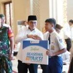 Bupati Tanah Bumbu Salurkan Beasiswa BerAKSI untuk Ribuan Pelajar dan Santri