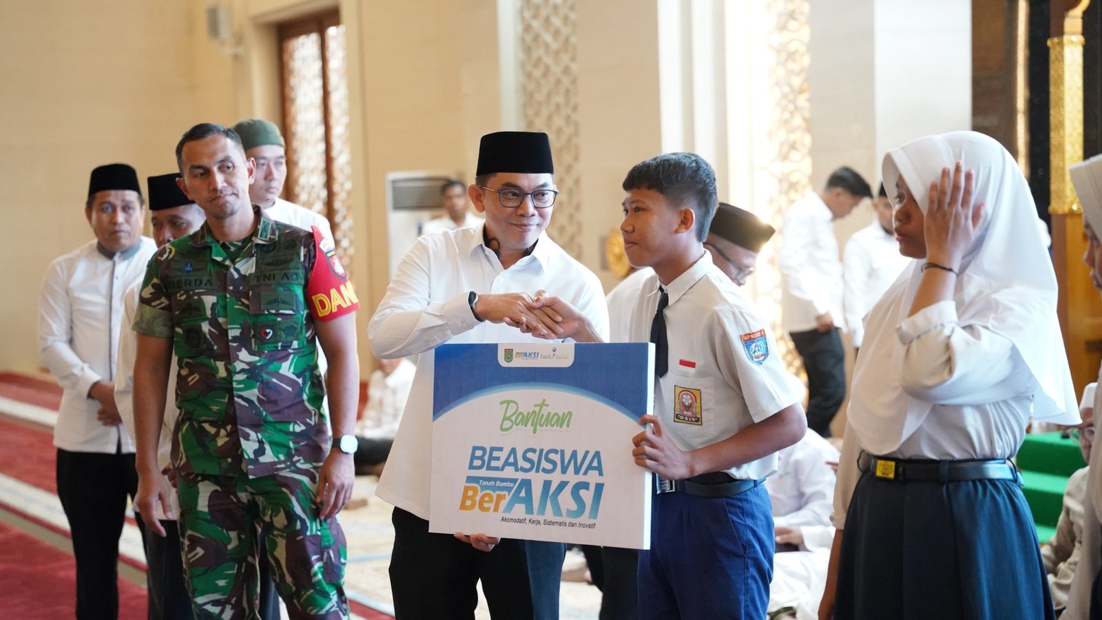 Bupati Tanah Bumbu Salurkan Beasiswa BerAKSI untuk Ribuan Pelajar dan Santri
