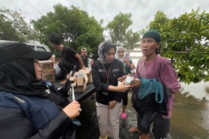 UPTD Pelayanan Krisis dan Epidemi Kesehatan Kalsel Berikan Pelayanan Kesehatan Kepada Masyarakat Terdampak Banjir di Sungai Tabuk