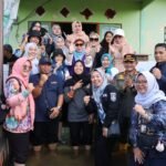 Ketua DWP DPKP Kalsel Dampingi Ketua TP PKK Kalsel Salurkan Bantuan Banjir di Lok Baintan