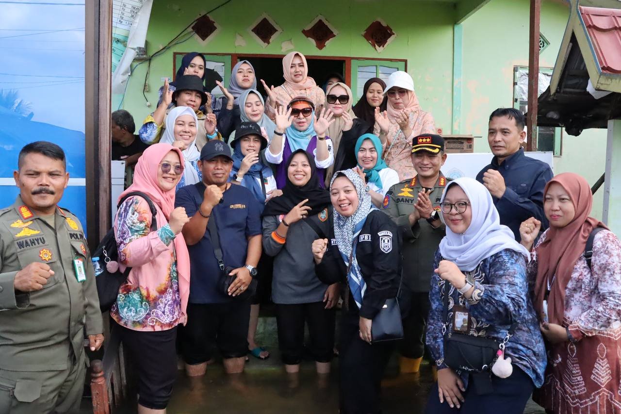 Ketua DWP DPKP Kalsel Dampingi Ketua TP PKK Kalsel Salurkan Bantuan Banjir di Lok Baintan