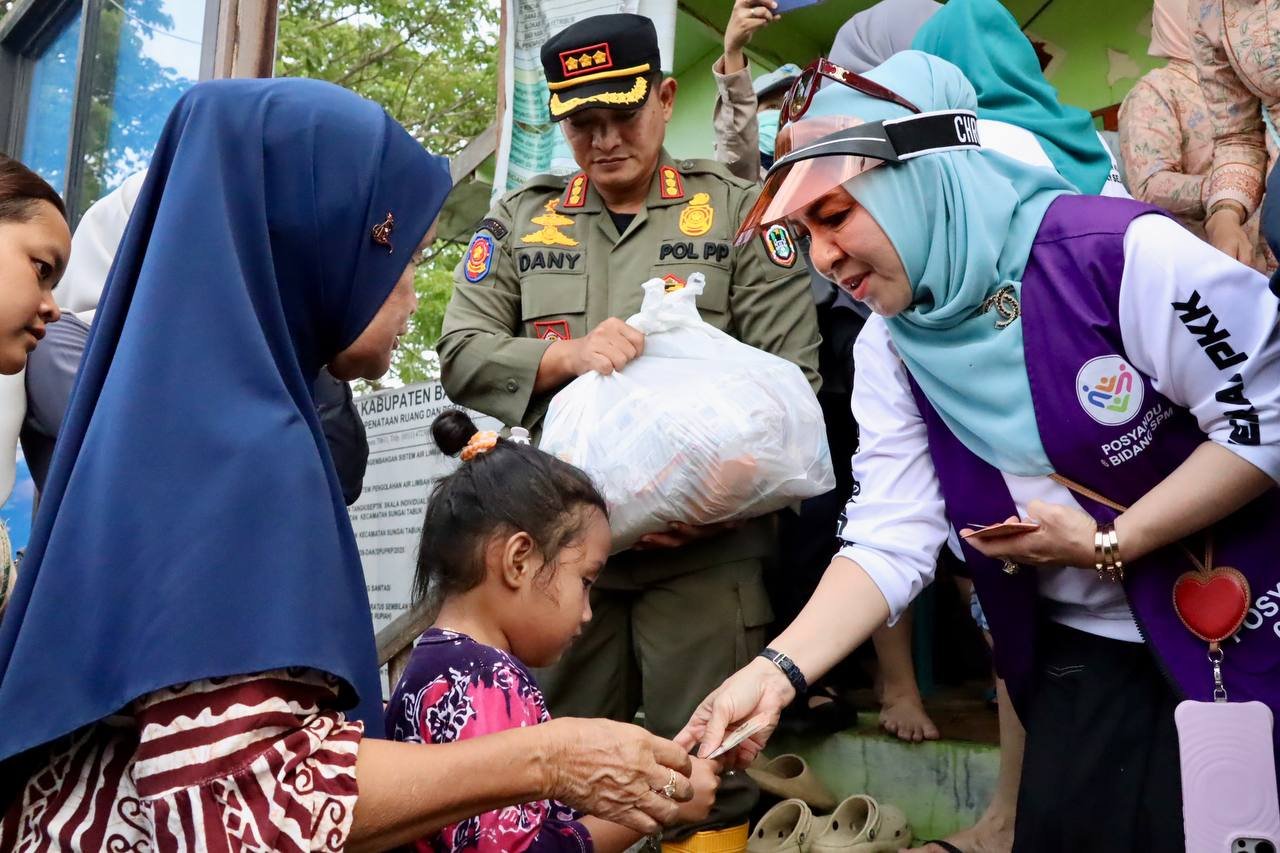 Ketua TP PKK Kalsel Turun Langsung ke Lok Baintan, Salurkan Bantuan bagi Warga Terdampak Banjir