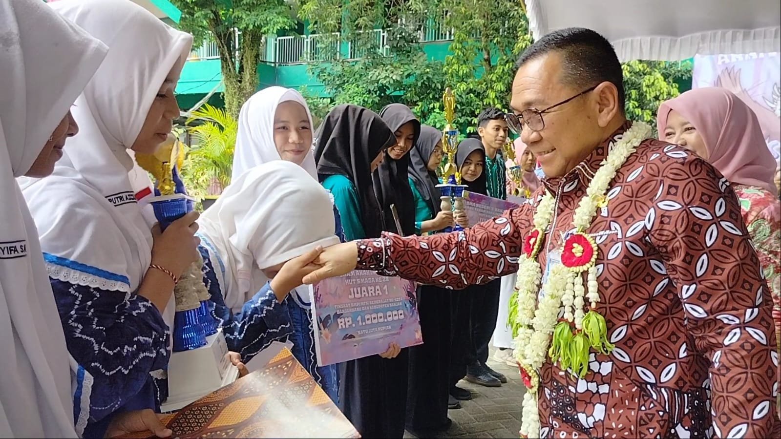SMAN 3 Banjarbaru Rayakan HUT dengan Semangat Inovasi dan Bakti Sosial