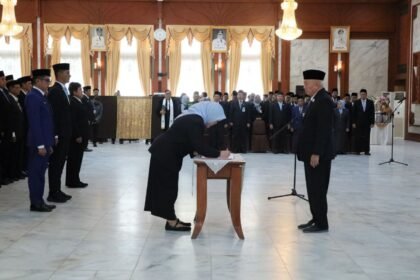 Gubernur Muhidin Lantik 292 Pejabat, Tekankan Digitalisasi Pelayanan Publik