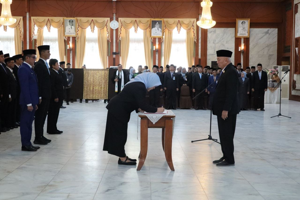 Gubernur Muhidin Lantik 292 Pejabat, Tekankan Digitalisasi Pelayanan Publik