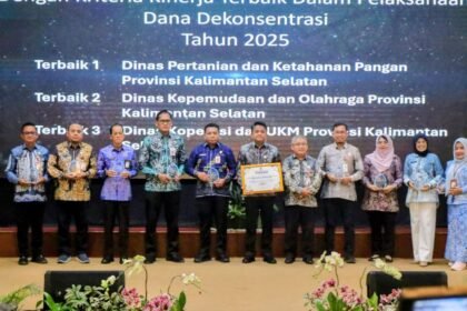 Gubernur Kalsel H. Muhidin Serahkan Penghargaan Kinerja Pengelolaan APBN pada Rakor Percepatan Pembangunan 