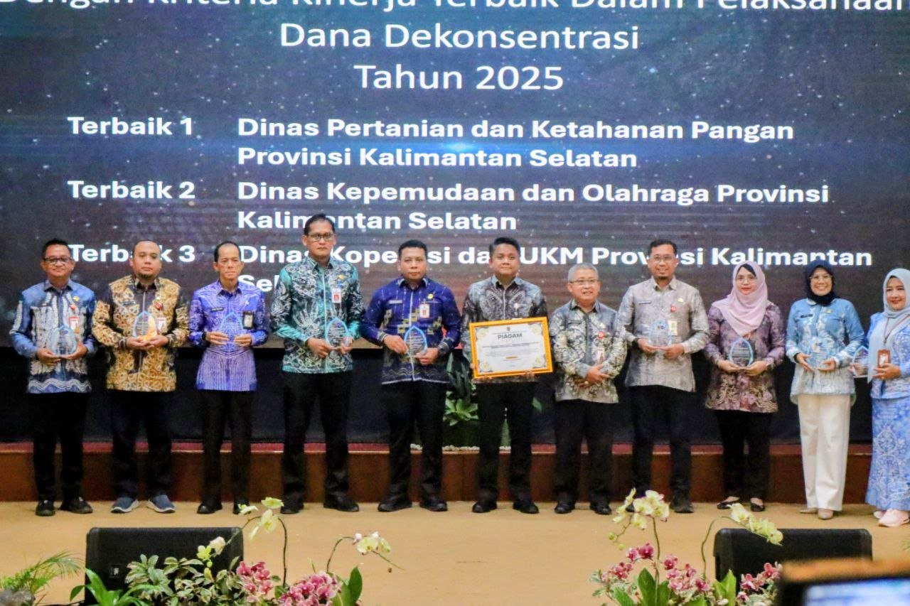 Gubernur Kalsel H. Muhidin Serahkan Penghargaan Kinerja Pengelolaan APBN pada Rakor Percepatan Pembangunan 