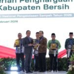 Gubernur Kalsel H. Muhidin Raih Penghargaan Nasional Pembina Terbaik Pengelolaan Sampah Tahun 2026