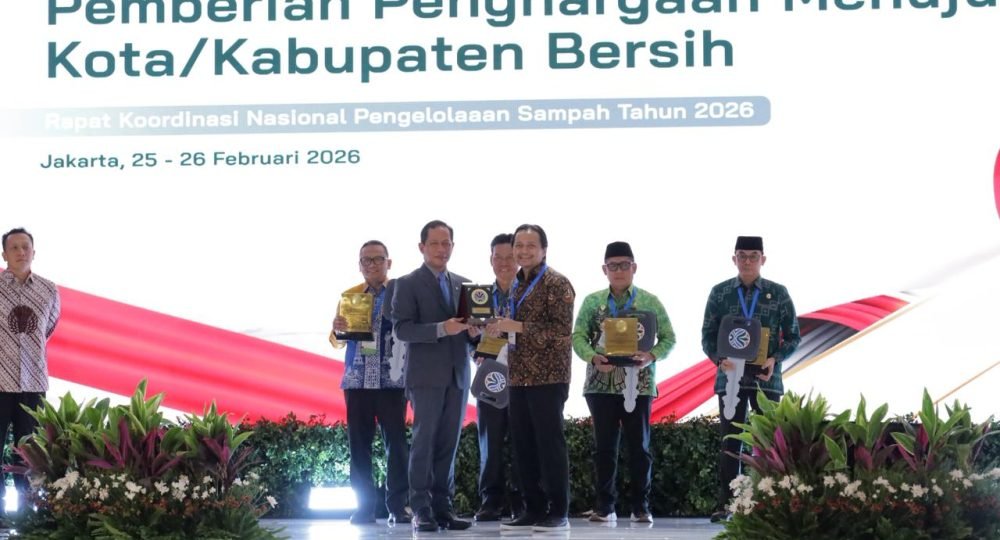 Gubernur Kalsel H. Muhidin Raih Penghargaan Nasional Pembina Terbaik Pengelolaan Sampah Tahun 2026