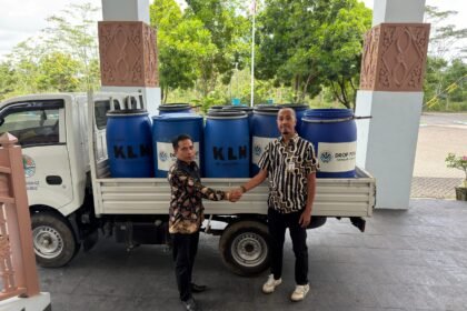 DLH Kalsel Salurkan 2.000 Ember dan Tong Sampah, Dorong Pemilahan dari Rumah Tangga