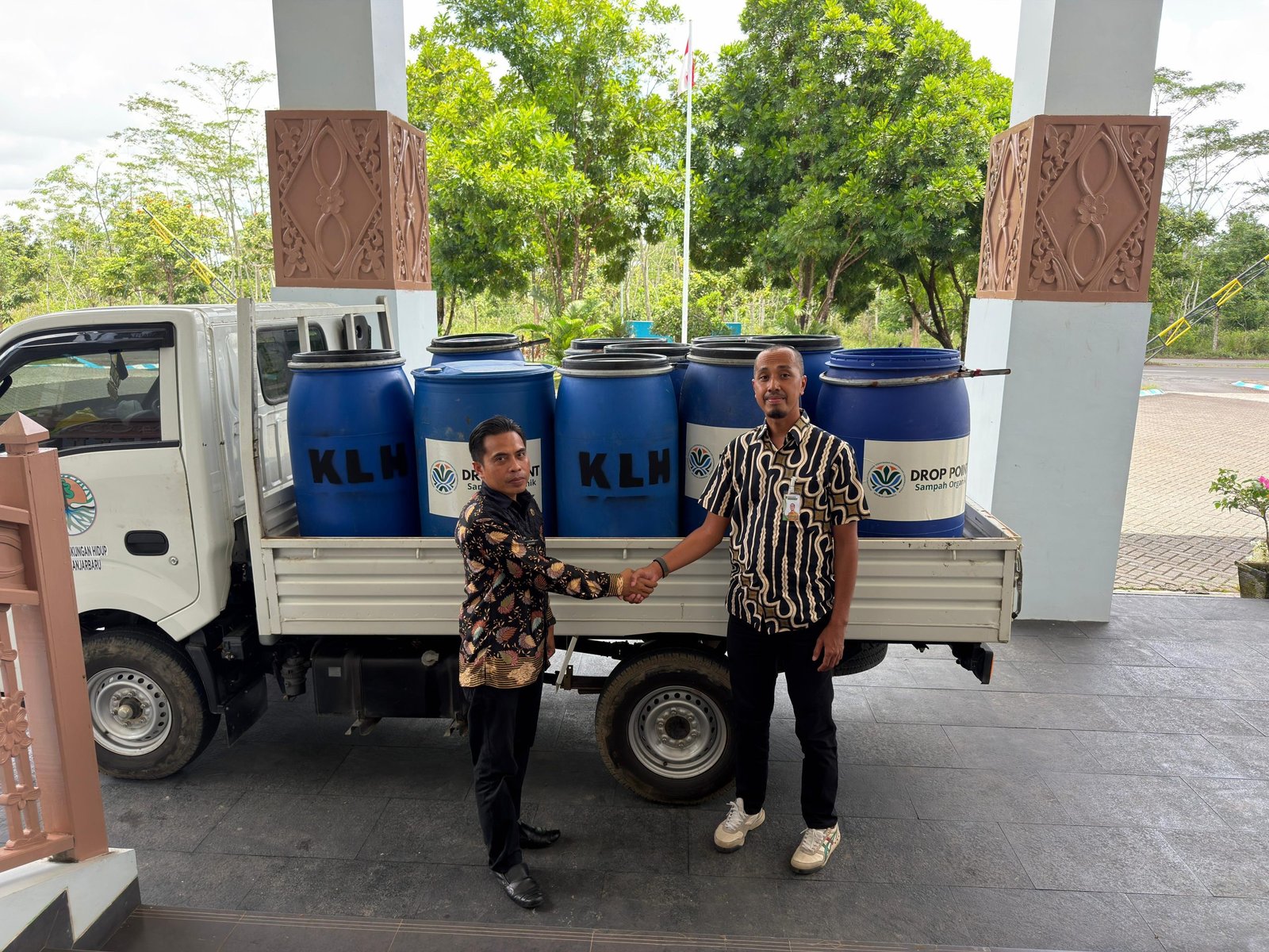 DLH Kalsel Salurkan 2.000 Ember dan Tong Sampah, Dorong Pemilahan dari Rumah Tangga