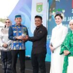 HUT ke-23 Tanbu, Bupati Andi Rudi Latif dan Artis Asty Ananta Serahkan Bibit Tomat Cherry Stevia untuk Petani Lokal