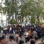Satpol PP dan Damkar Kalsel Amankan Aksi Penyampaian Aspirasi Mahasiswa di DPRD
